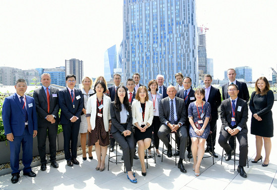 亚洲最大赌博网站中茂青年合伙人参加英国亚司特律师事务所的交流和培训