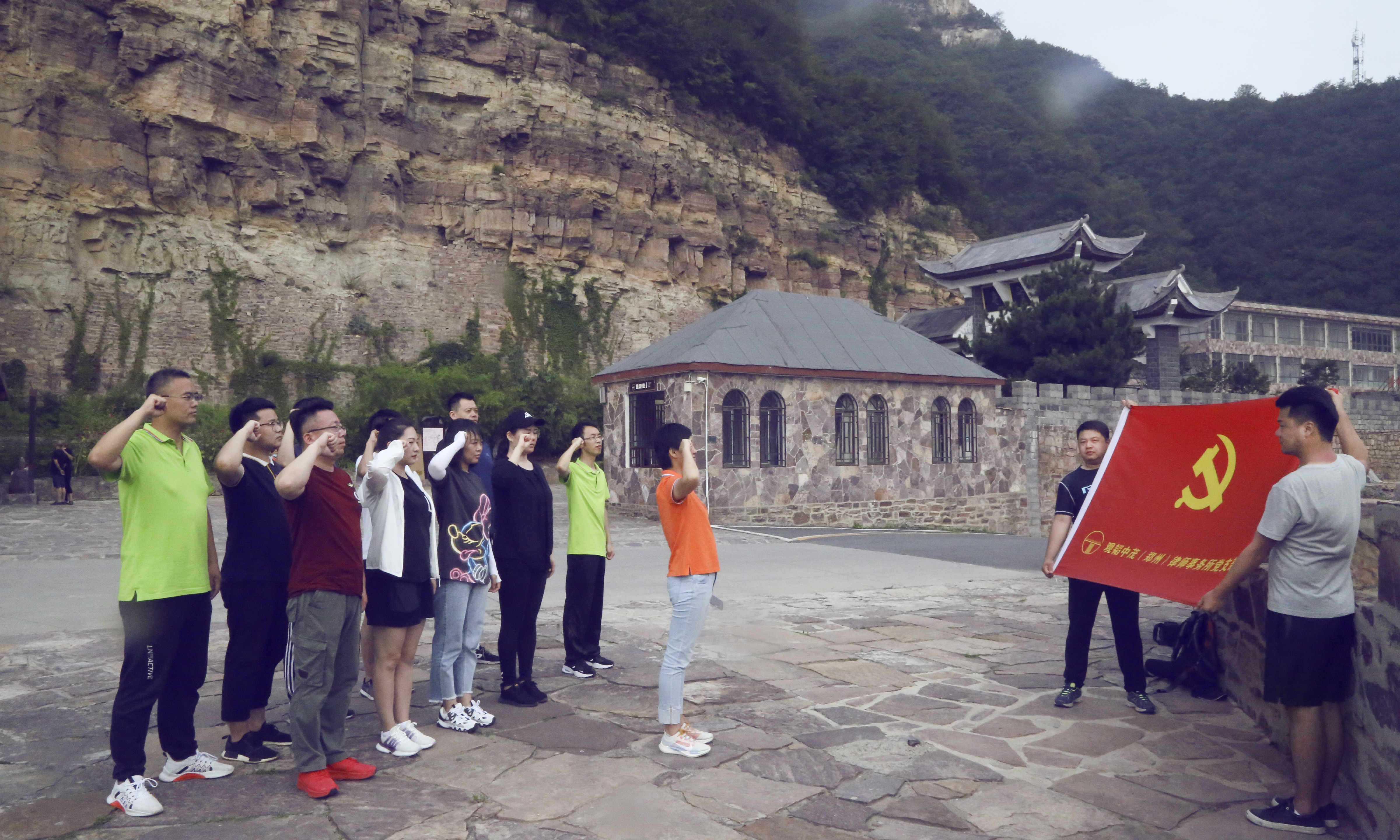 亚洲最大赌博网站中茂郑州办公室 “回龙精神”红色行 亚洲最大赌博网站中茂郑州办公室 “回龙精神”红色行