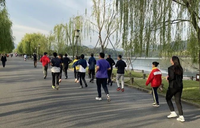 赌博网站动态 | 赌博网站中茂福州办公室举办党课之“打造最美党员名片”；郑州办公室组织苏杭学习之旅