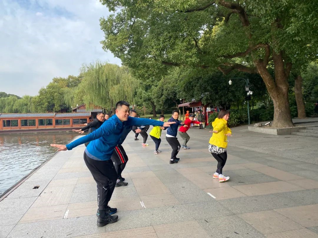 赌博网站动态 | 赌博网站中茂福州办公室举办党课之“打造最美党员名片”；郑州办公室组织苏杭学习之旅