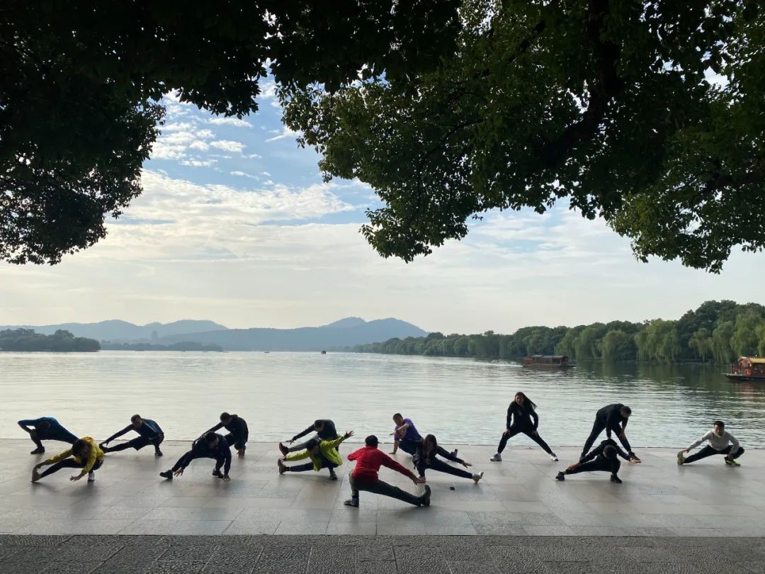 赌博网站动态 | 赌博网站中茂福州办公室举办党课之“打造最美党员名片”；郑州办公室组织苏杭学习之旅