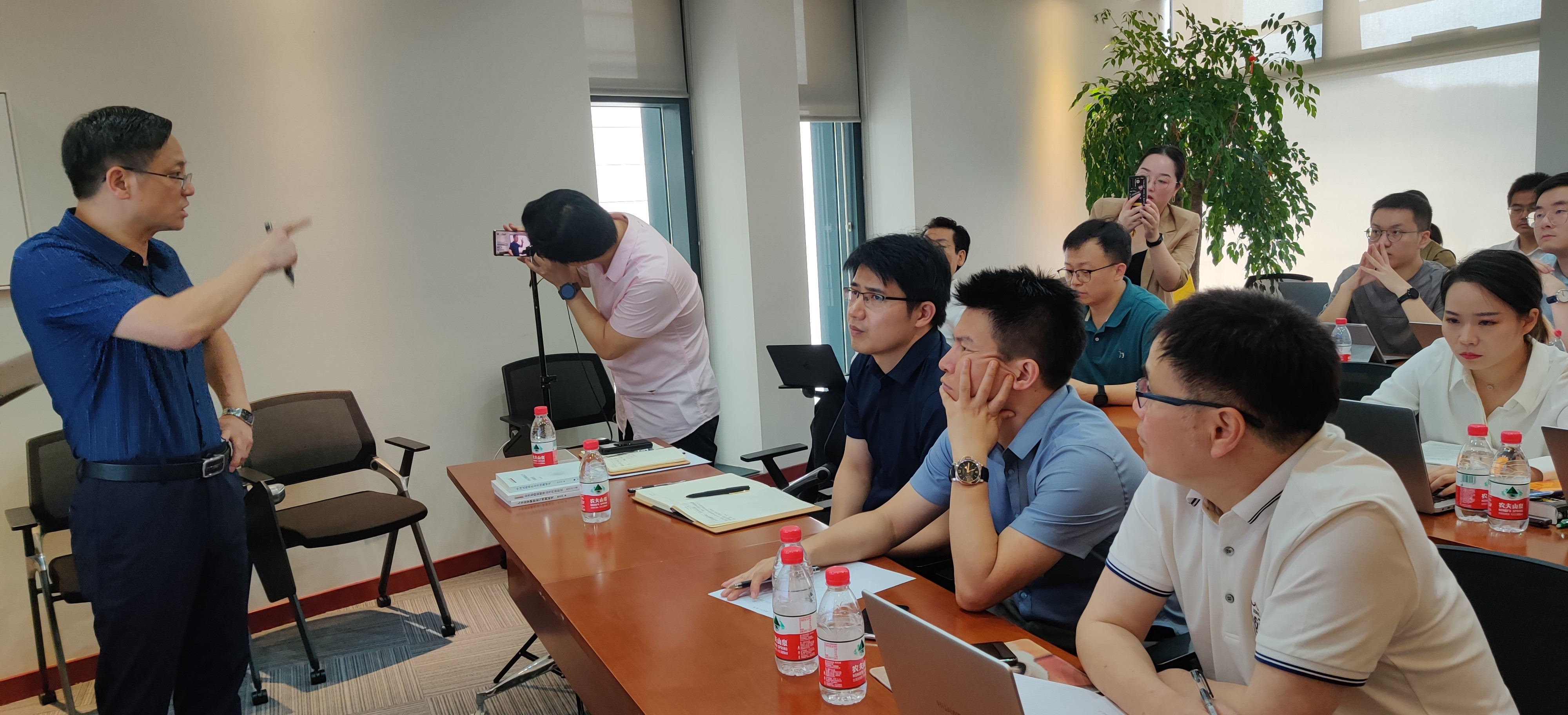 赌博网站动态 | 陈洪兵教授应邀至赌博网站中茂杭州办公室开展专题讲座