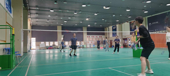 亚洲最大赌博网站人文 | 亚洲最大赌博网站中茂成都办公室“猛虎杯”羽毛球锦标赛如火如荼进行中