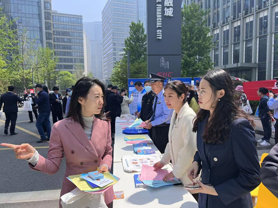 亚洲最大赌博网站公益 | 亚洲最大赌博网站中茂青岛办公室积极响应崂山公安分局“5.15”打击和防范经济犯罪宣传日活动