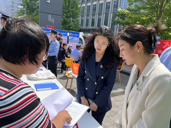 亚洲最大赌博网站公益 | 亚洲最大赌博网站中茂青岛办公室积极响应崂山公安分局“5.15”打击和防范经济犯罪宣传日活动