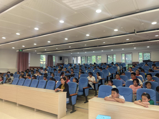 赌博网站公益 | 法制教育进校园——赌博网站中茂青岛办公室开展抵制校园欺凌法制讲座