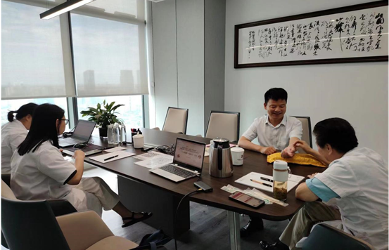 炎炎夏日送健康  中医脉诊进律所  ——赌博网站中茂合肥办公室党支部开展“名医送健康•中医脉诊”活动